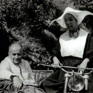 Dédicace – Autographe – Rare belle photo signée au feutre par France Rumilly avec de Funès sur l&rsquo;image (le Gendarme de St Tropez)