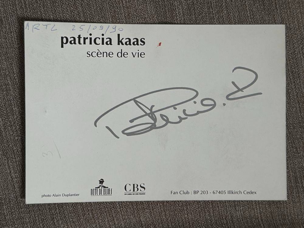 Dédicace – Autographe – Rare carte signée au feutre gris métal par Patricia Kaas – Format 10×15 – Collection – Image 2