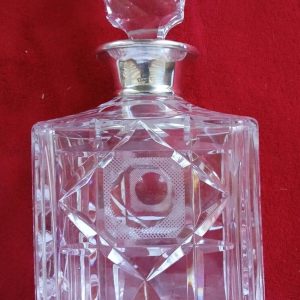 Carafe à whisky rectangulaire en cristal col monture argent anglais au  » lion passant »