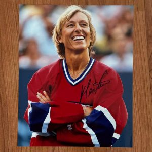 Dédicace – Autographe – Rare photo grand format signée au feutre noir par Martina Navratilova – Format 20×25 – Tennis – Roland-Garros – Wimbledon – Us Open – OA – Collection