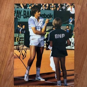 Dédicace – Autographe – Rare photo Mag grand format signée au feutre noir par Henri leconte – 20×28 – Tennis – Roland-Garros – Wimbledon – Us Open – OA – Collection