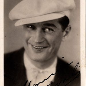 Dédicace – Autographe – Rare carte signée au feutre noir par Maurice Chevalier – Format 10×15