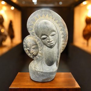 Jolie, imposante et unique Sculpture Africaine « La Vierge à l&rsquo;enfant » – Signée Kondo – Pierre dure de Mbigou – Gabon – Collection – Décoration – Vers 1970