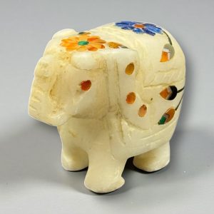 Ancienne miniature d&rsquo;Eléphant en pierre marbrière incrustée de pierres semi-précieuses (fleur bleue-fleur orange) réalisée et sculptée à la main – Asie – Datant des années 80 – Collection – Décoration – Vintage