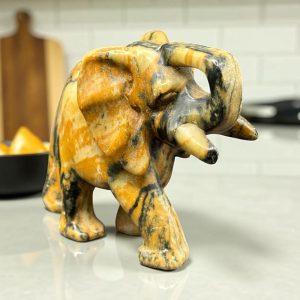 Ancienne miniature d&rsquo;Eléphant réalisée à la main en pierre dure marron et noire – Asie – Datant des années 80 – Collection – Décoration – Vintage