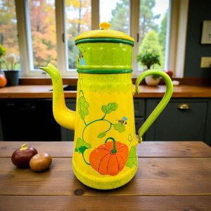 Ancienne et charmante cafetière en tôle émaillée et décorée à la main – Vers 1950 – Jaune – Vert – Orange citrouille – Décoration – Collection
