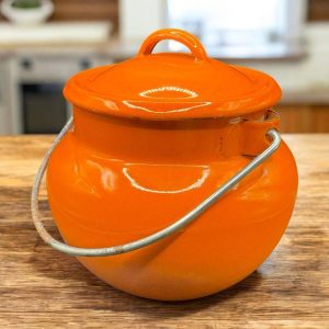 Ancien pot en tôle émaillée – Petit chaudron à anse – Orange – Des années 60 – Décoration de cuisine – Collection